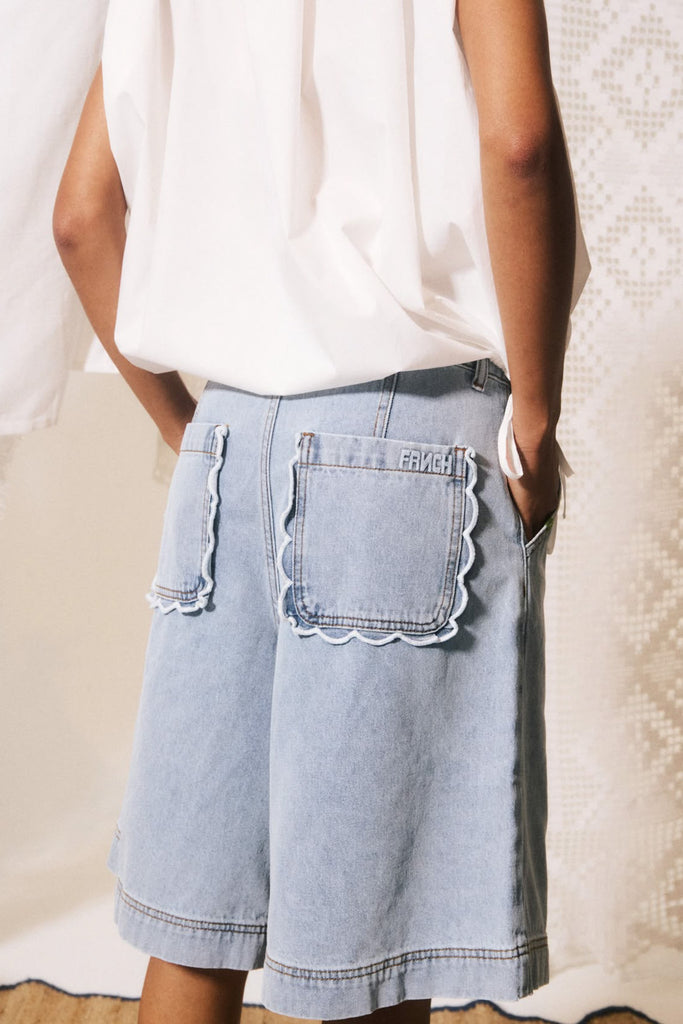 scalloped trim on back pockets. frnch