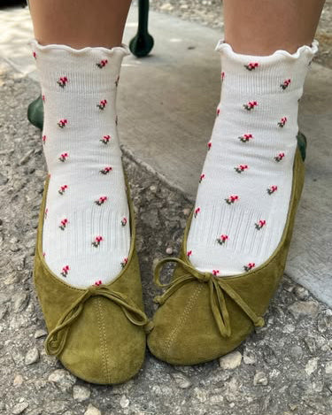 petal ruffled hugger crew socks in cream
