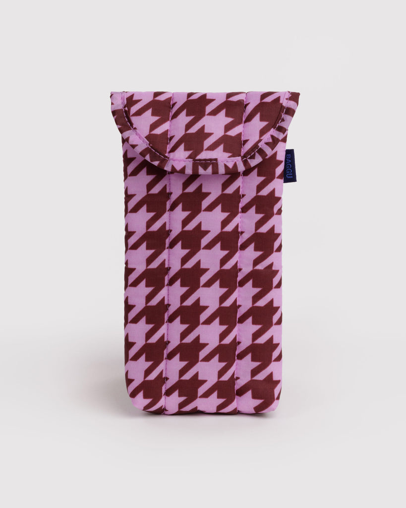 quilted glasses sleeve in a pink houndstooth pattern