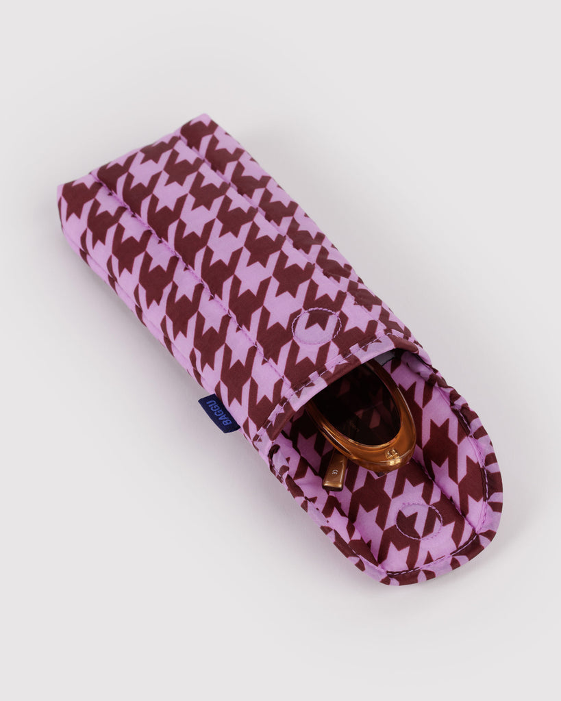 quilted glasses sleeve in a pink houndstooth pattern