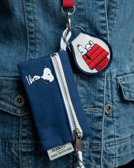 snoopy doghouse patch keychain