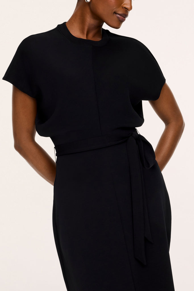 tie-waist airessentials maxi dress in very black from spanx
