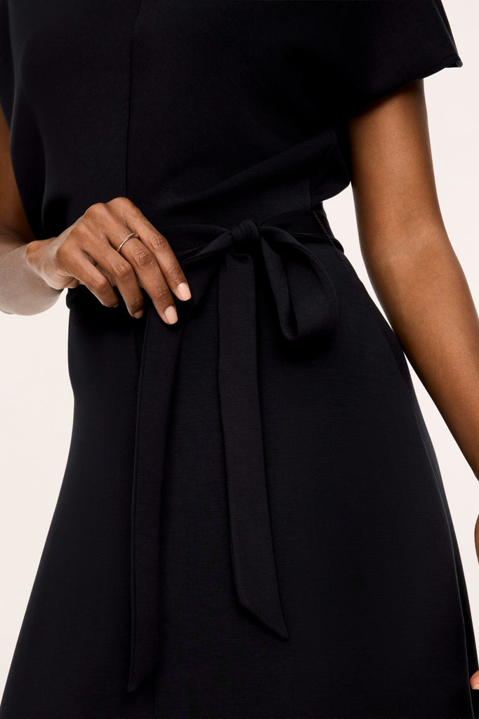 tie-waist airessentials maxi dress in very black from spanx