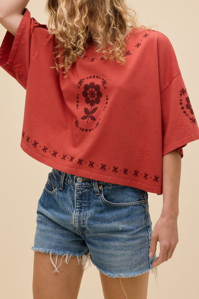 daydreamer cropped one size tee in washed red with a floral design